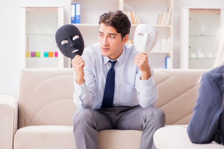 25 Powerful Examples of Narcissistic Triangulation