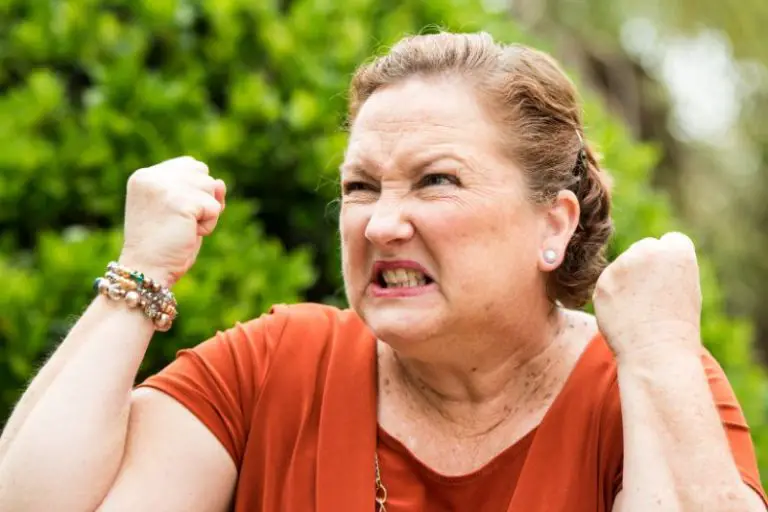 Understanding the Signs of an Elderly Narcissistic Mother